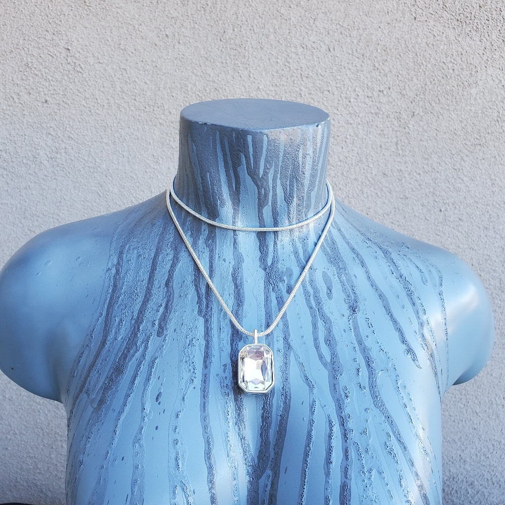 Costume jewelry necklace with large clear stone - Picture 1 of 6